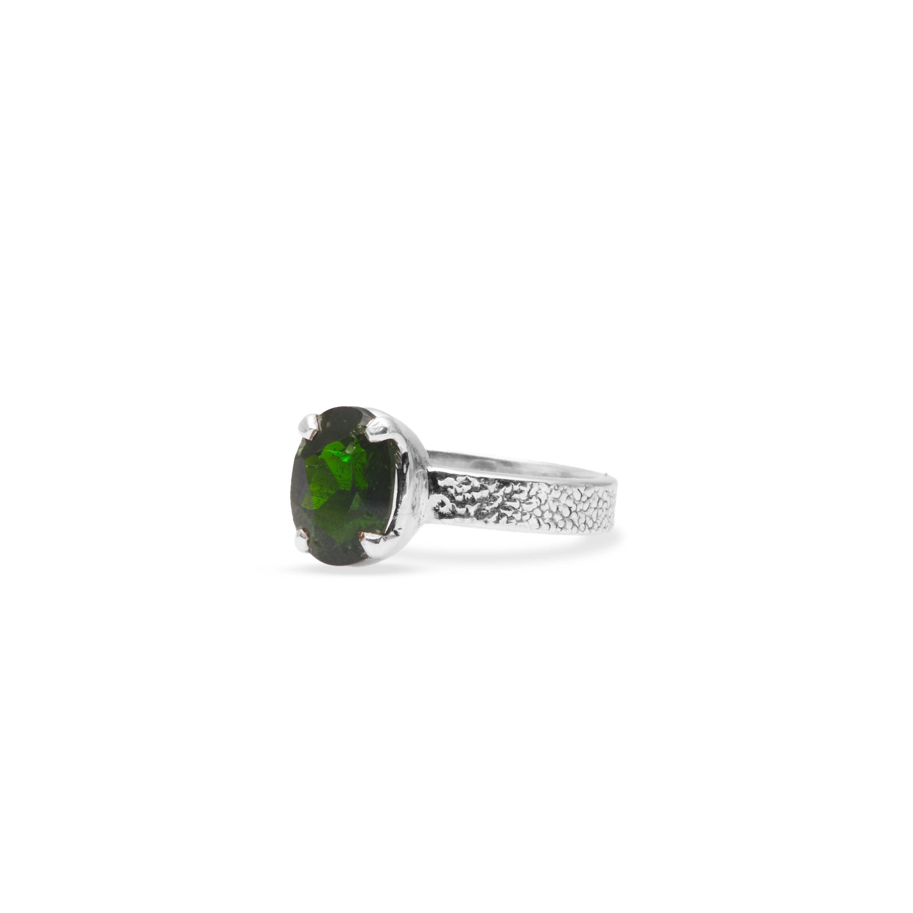 Chrome diopside faceted oval ring with claws and hammered band