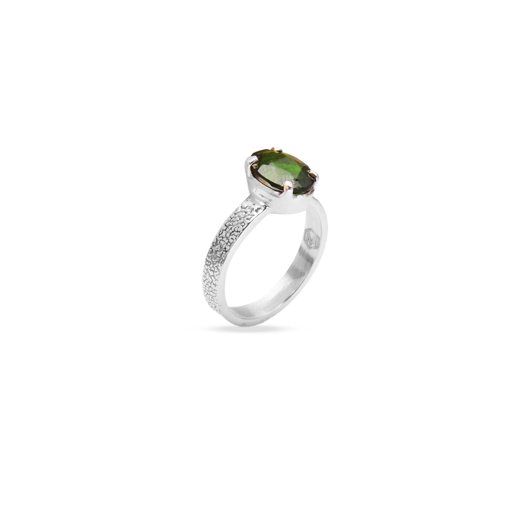 Chrome diopside faceted oval ring with claws and hammered band side angle