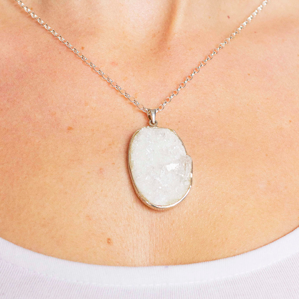 White store quartz necklace